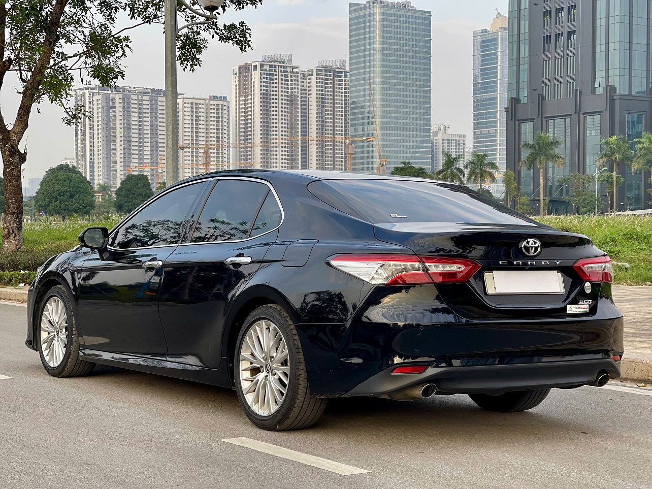 Toyota Camry 2.5Q 2020 nhập khẩu màu đen