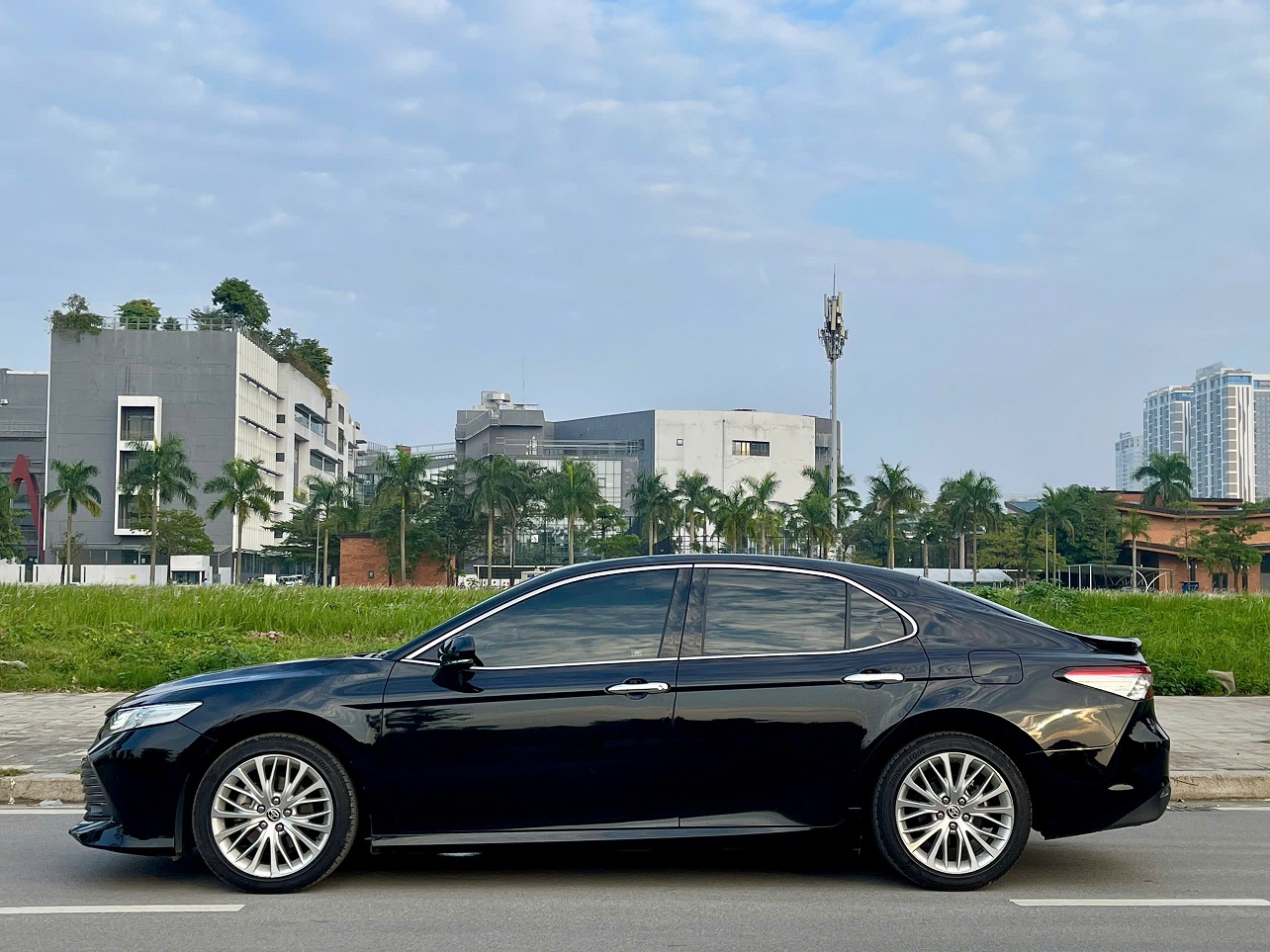 Toyota Camry 2.5Q 2020 nhập khẩu màu đen