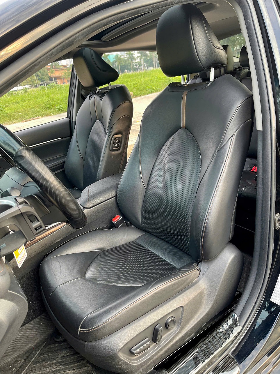 Toyota Camry 2.5Q 2020 nhập khẩu màu đen