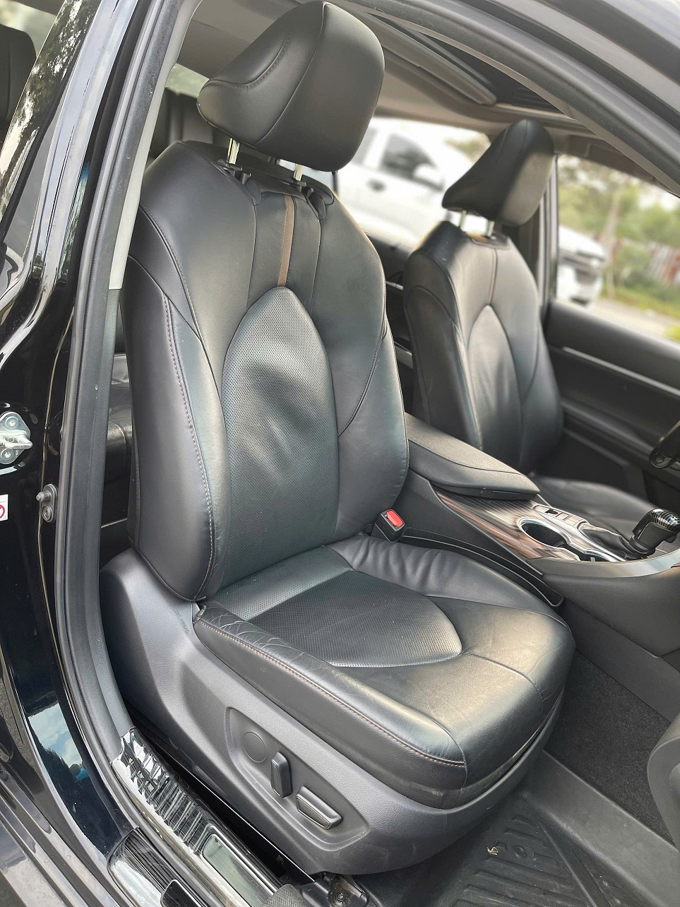 Toyota Camry 2.5Q 2020 nhập khẩu màu đen