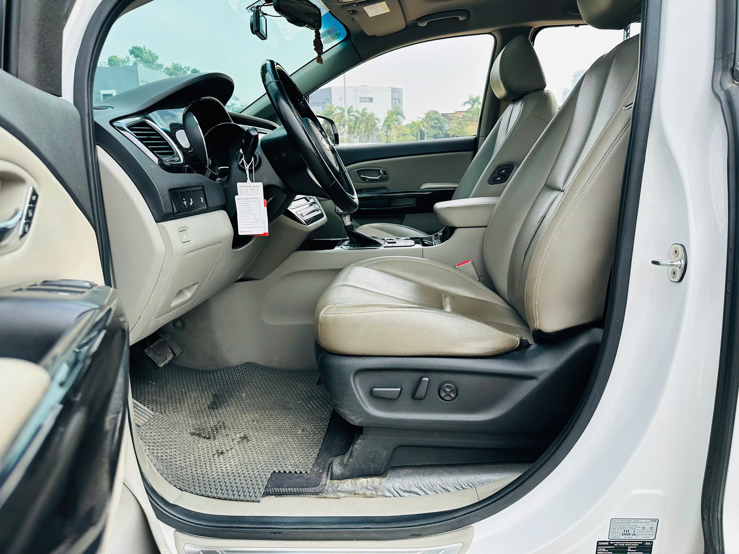 Kia Sedona 2.2 DAT Luxury 2021 màu trắng