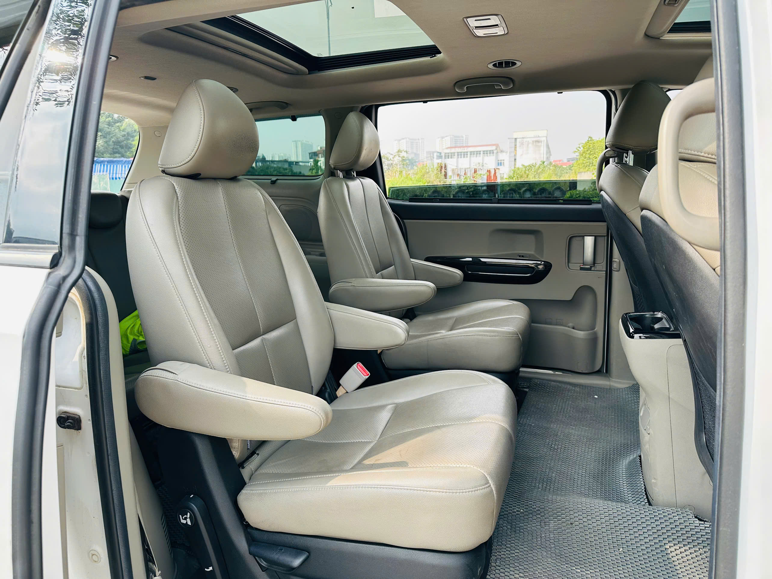Kia Sedona 2.2 DAT Luxury 2021 màu trắng