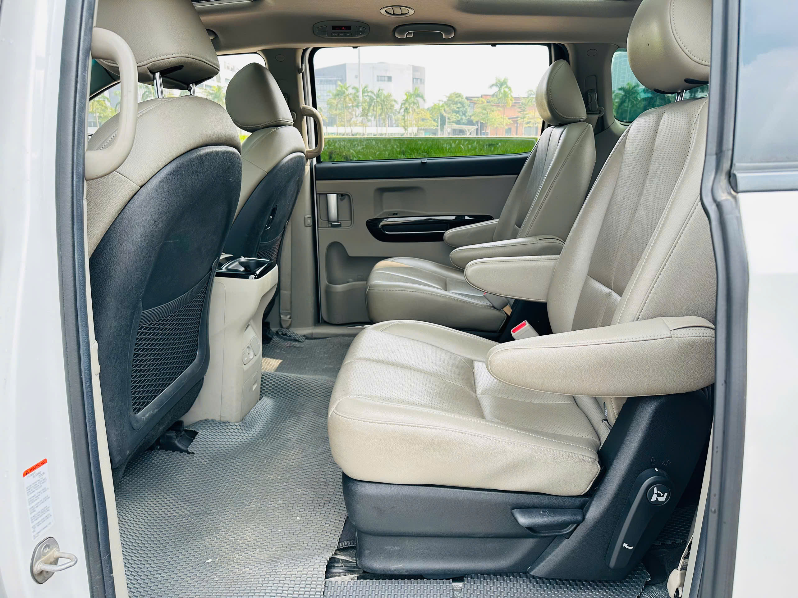 Kia Sedona 2.2 DAT Luxury 2021 màu trắng