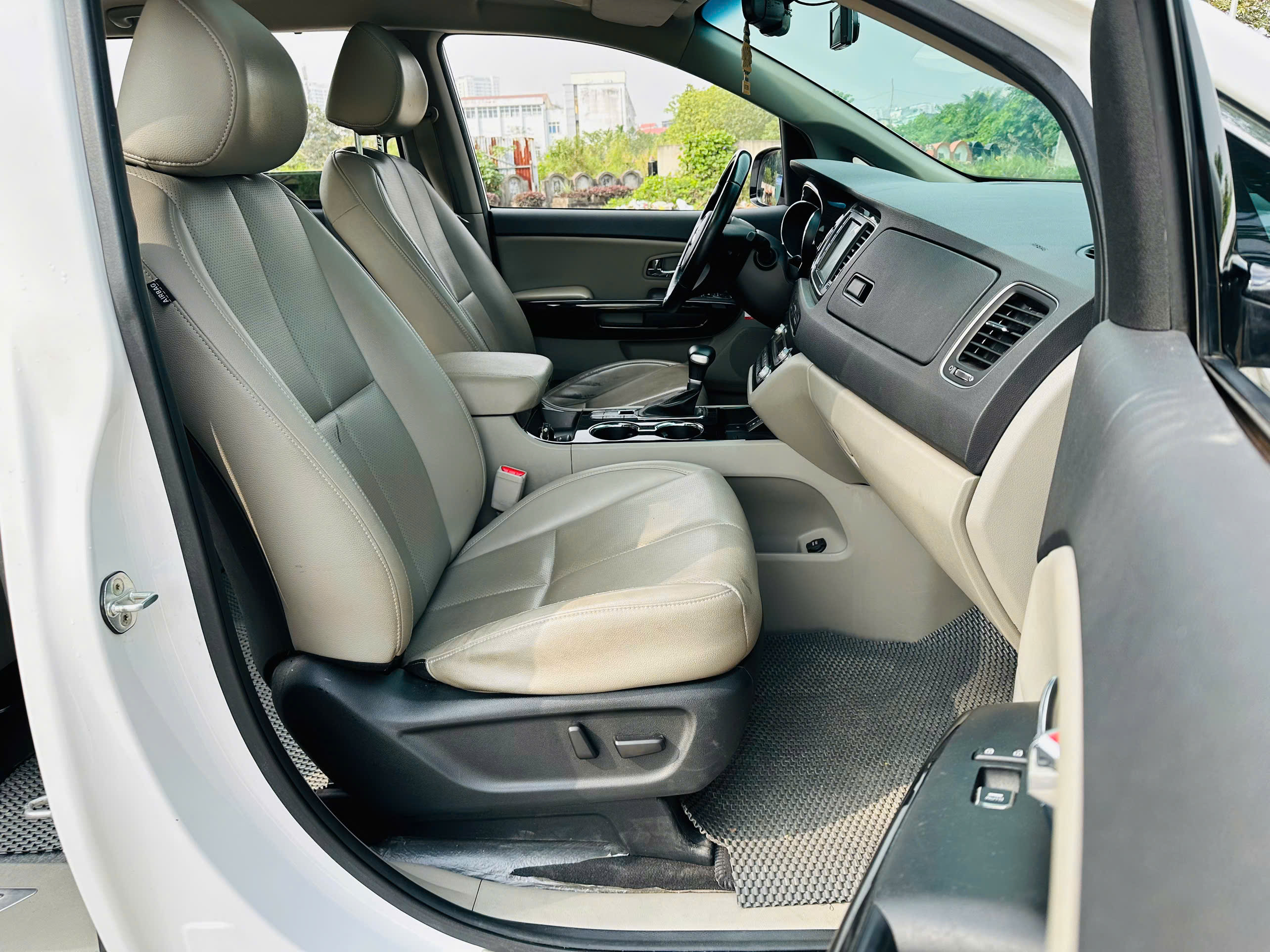 Kia Sedona 2.2 DAT Luxury 2021 màu trắng