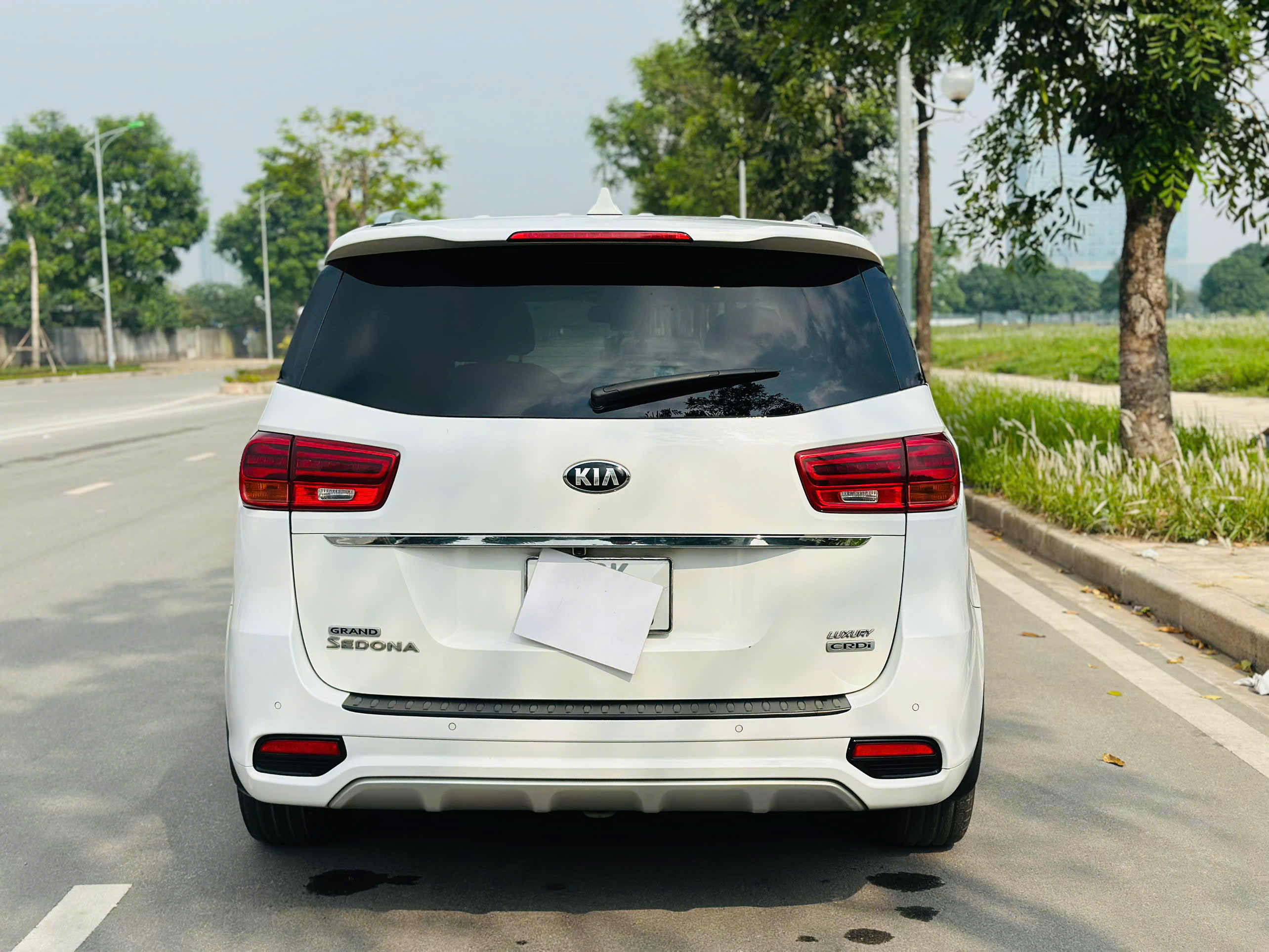 Kia Sedona 2.2 DAT Luxury 2021 màu trắng
