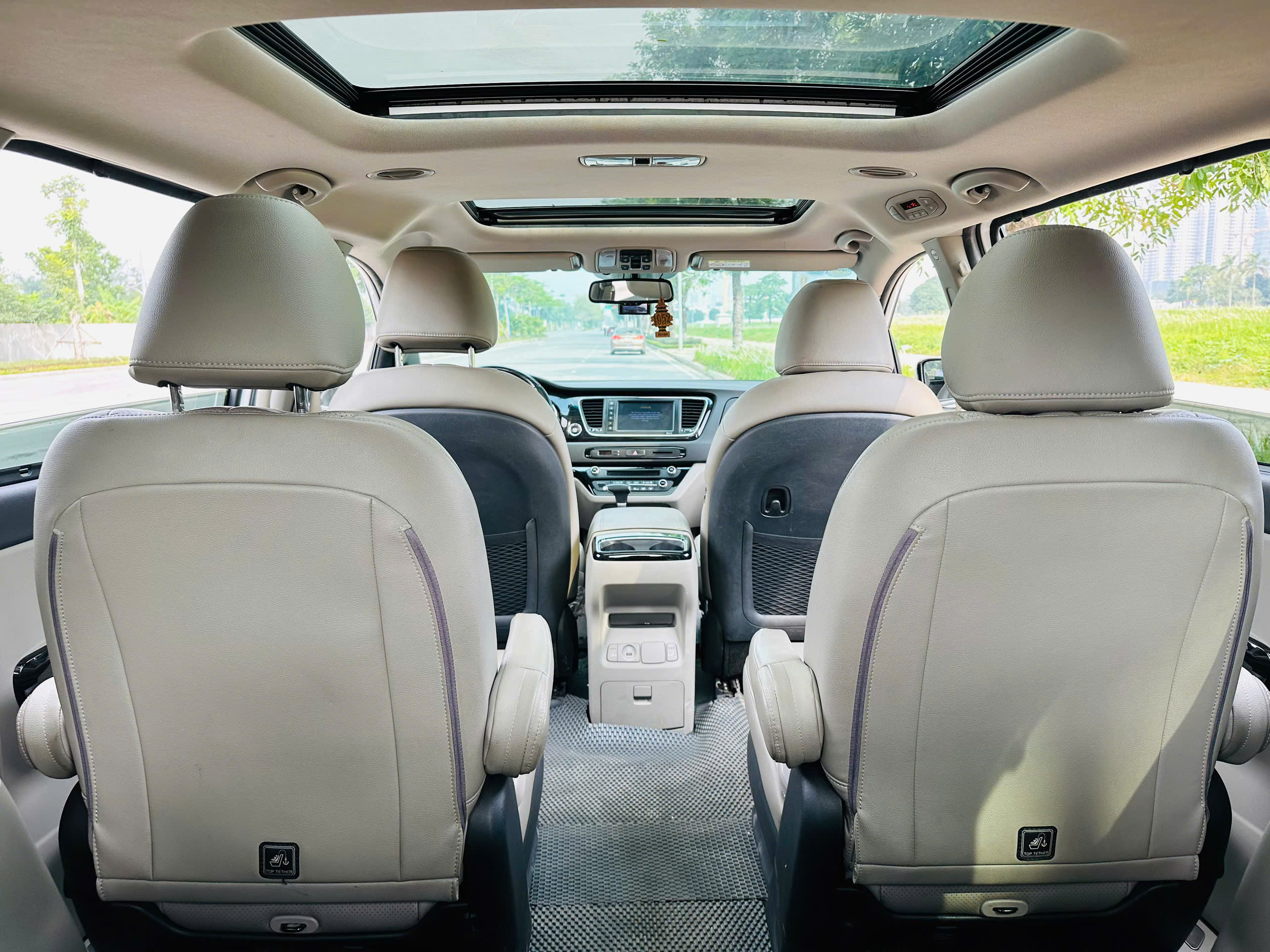 Kia Sedona 2.2 DAT Luxury 2021 màu trắng