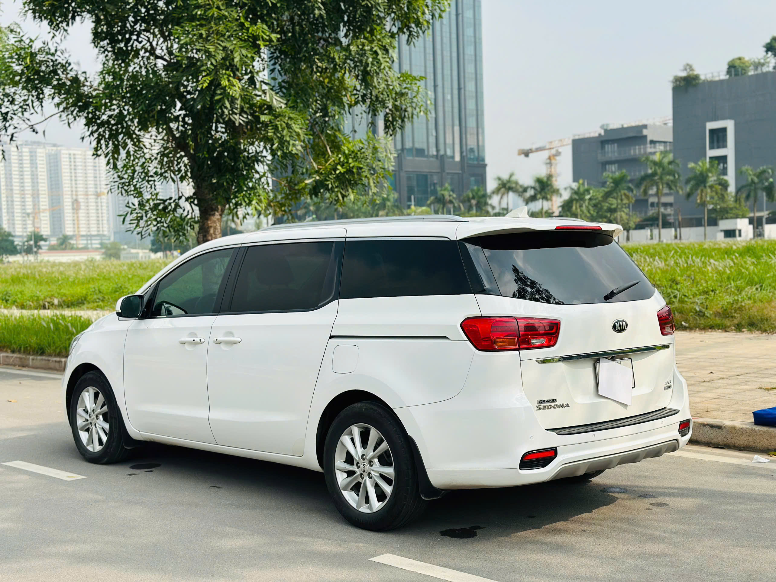 Kia Sedona 2.2 DAT Luxury 2021 màu trắng