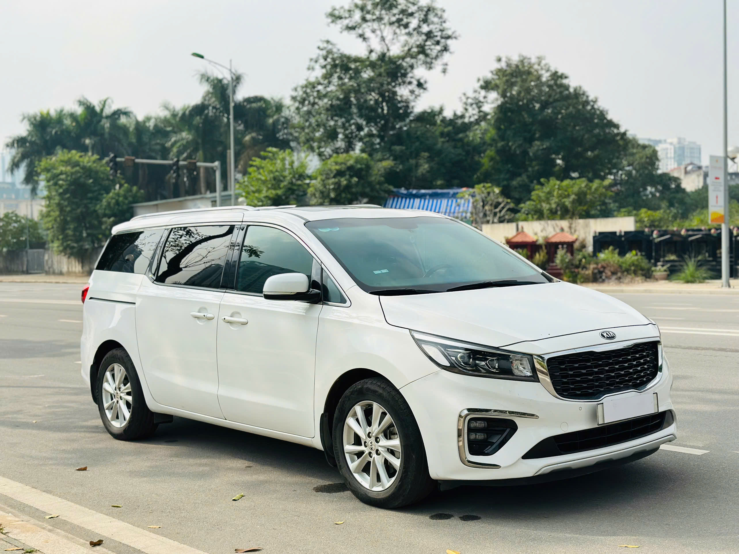 Kia Sedona 2.2 DAT Luxury 2021 màu trắng