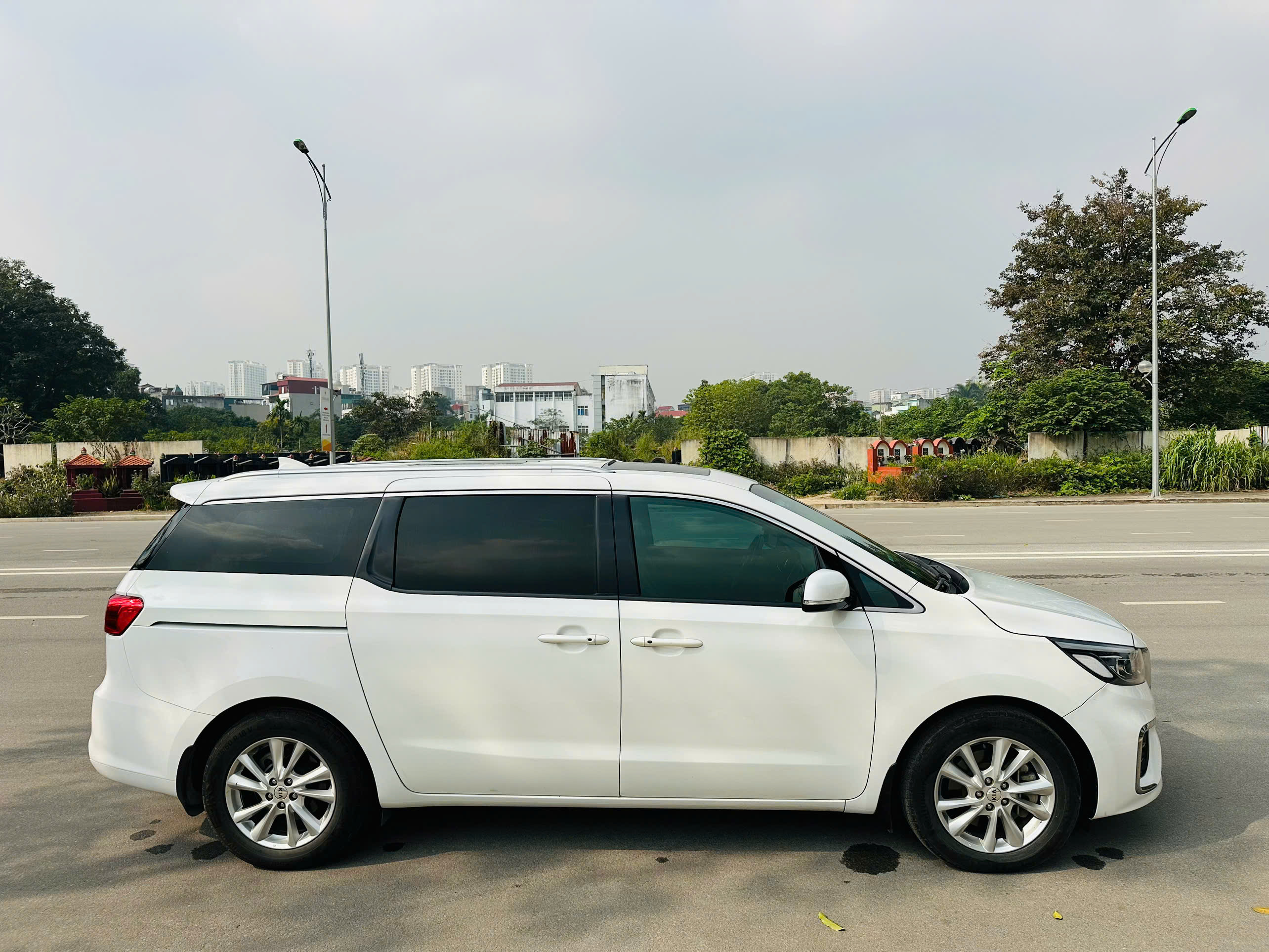 Kia Sedona 2.2 DAT Luxury 2021 màu trắng