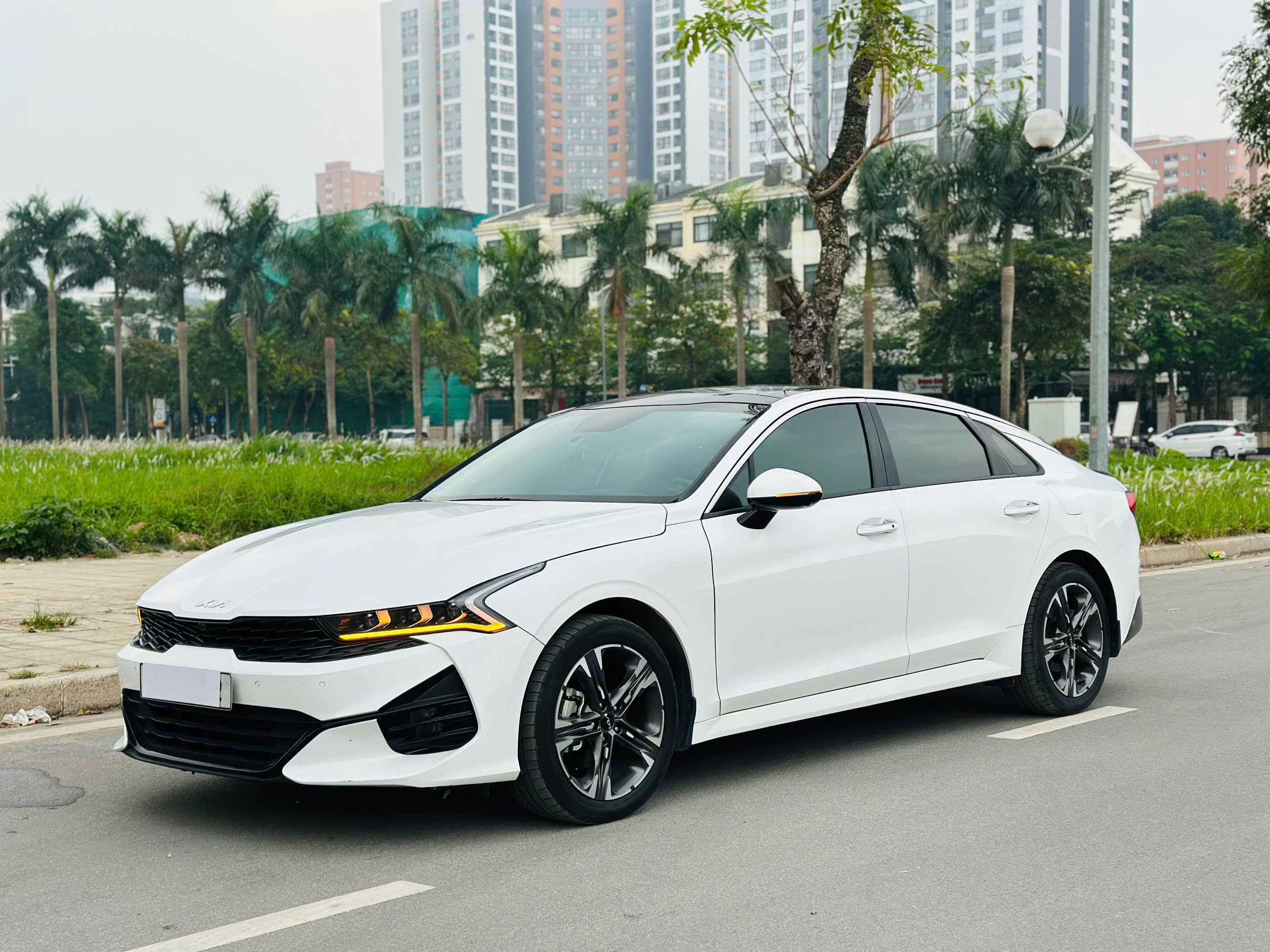 Kia K5 Premium 2.0 AT 2024 trắng