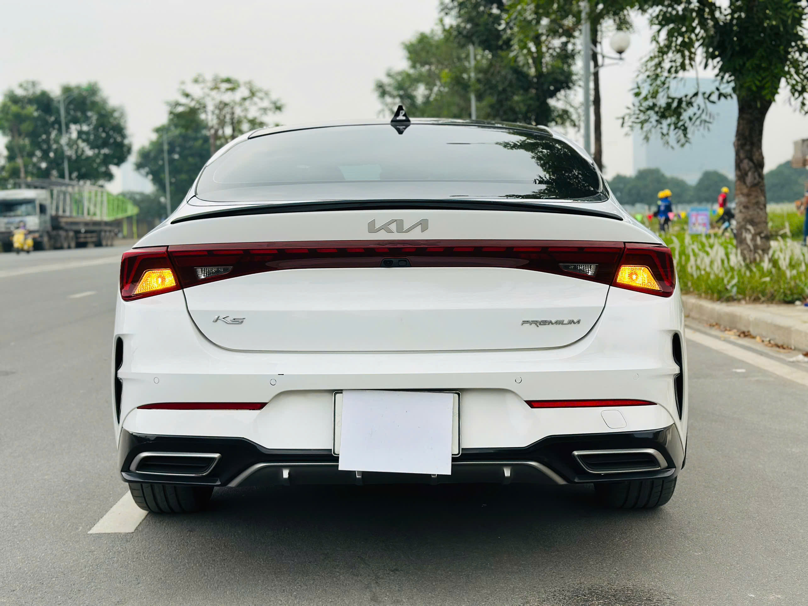 Kia K5 Premium 2.0 AT 2024 trắng