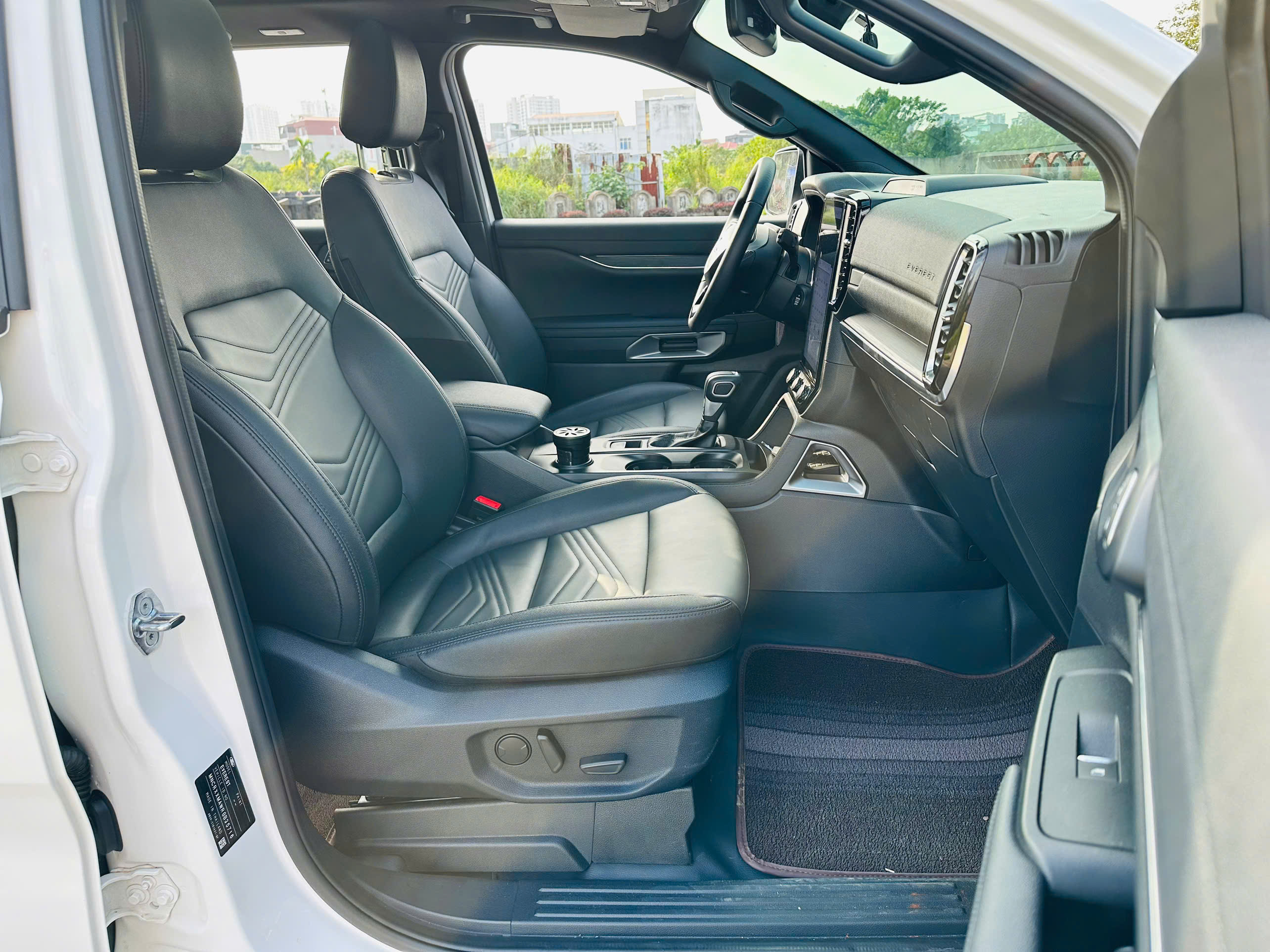 Ford Everest Titanium 2.0L 4x2 AT 2025 trắng