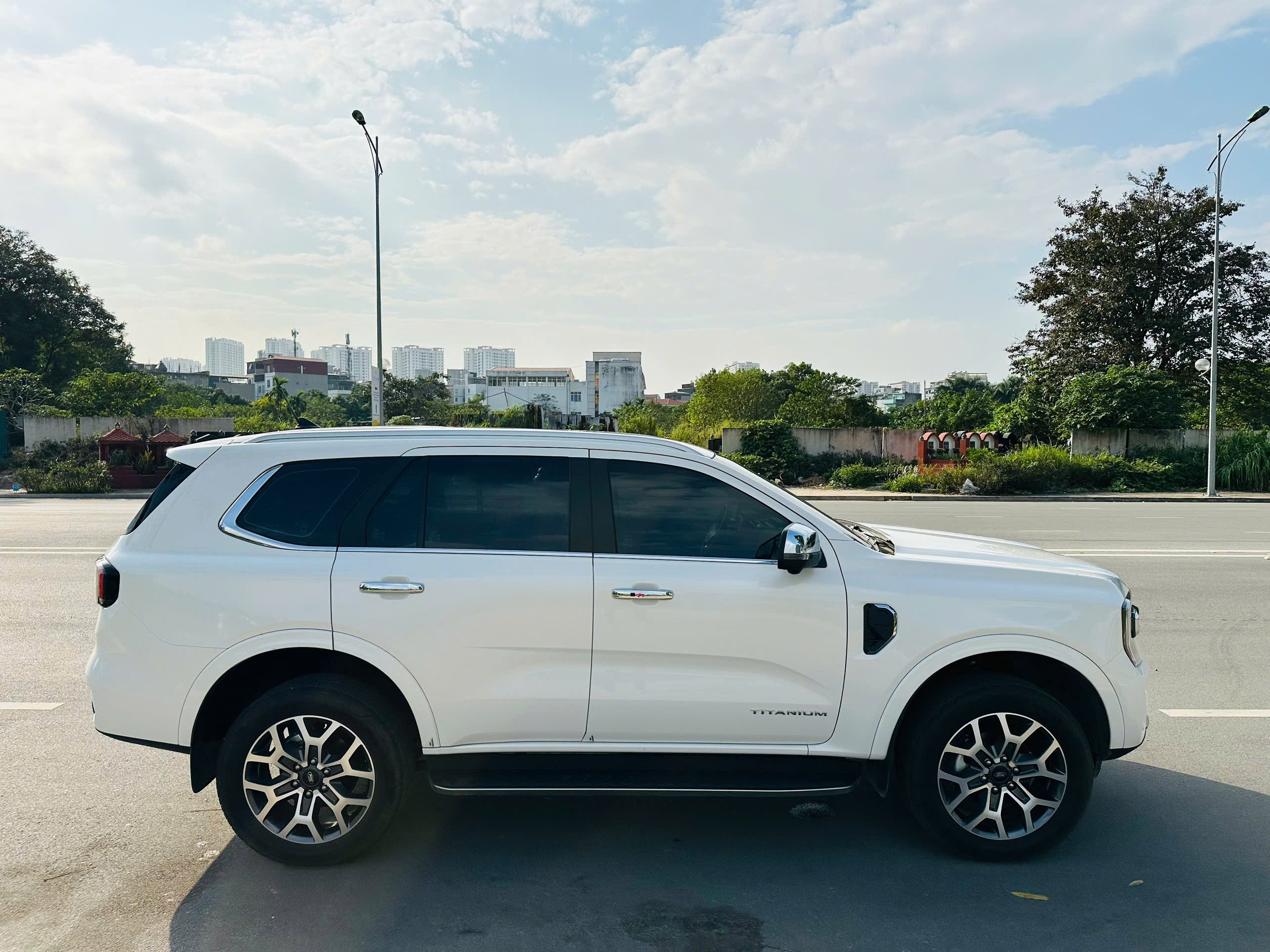Ford Everest Titanium 2.0L 4x2 AT 2025 trắng