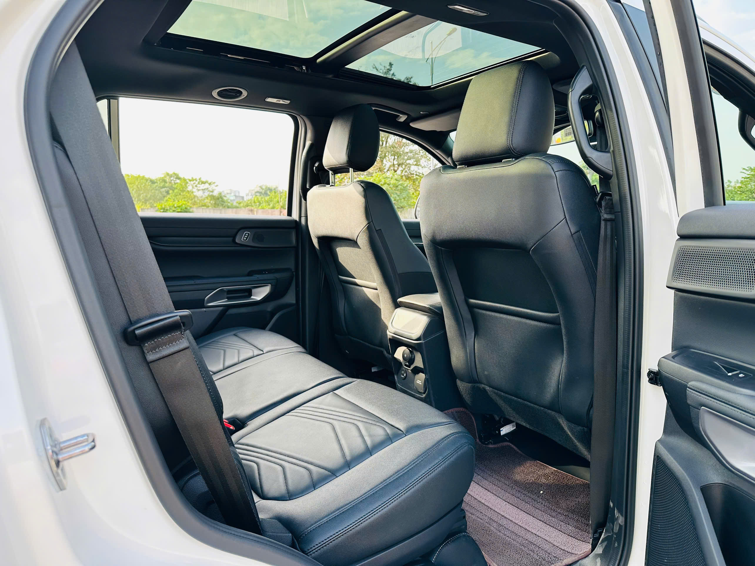 Ford Everest Titanium 2.0L 4x2 AT 2025 trắng