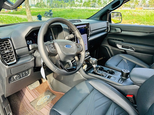 Ford Everest Titanium 2.0L 4x2 AT 2025 trắng