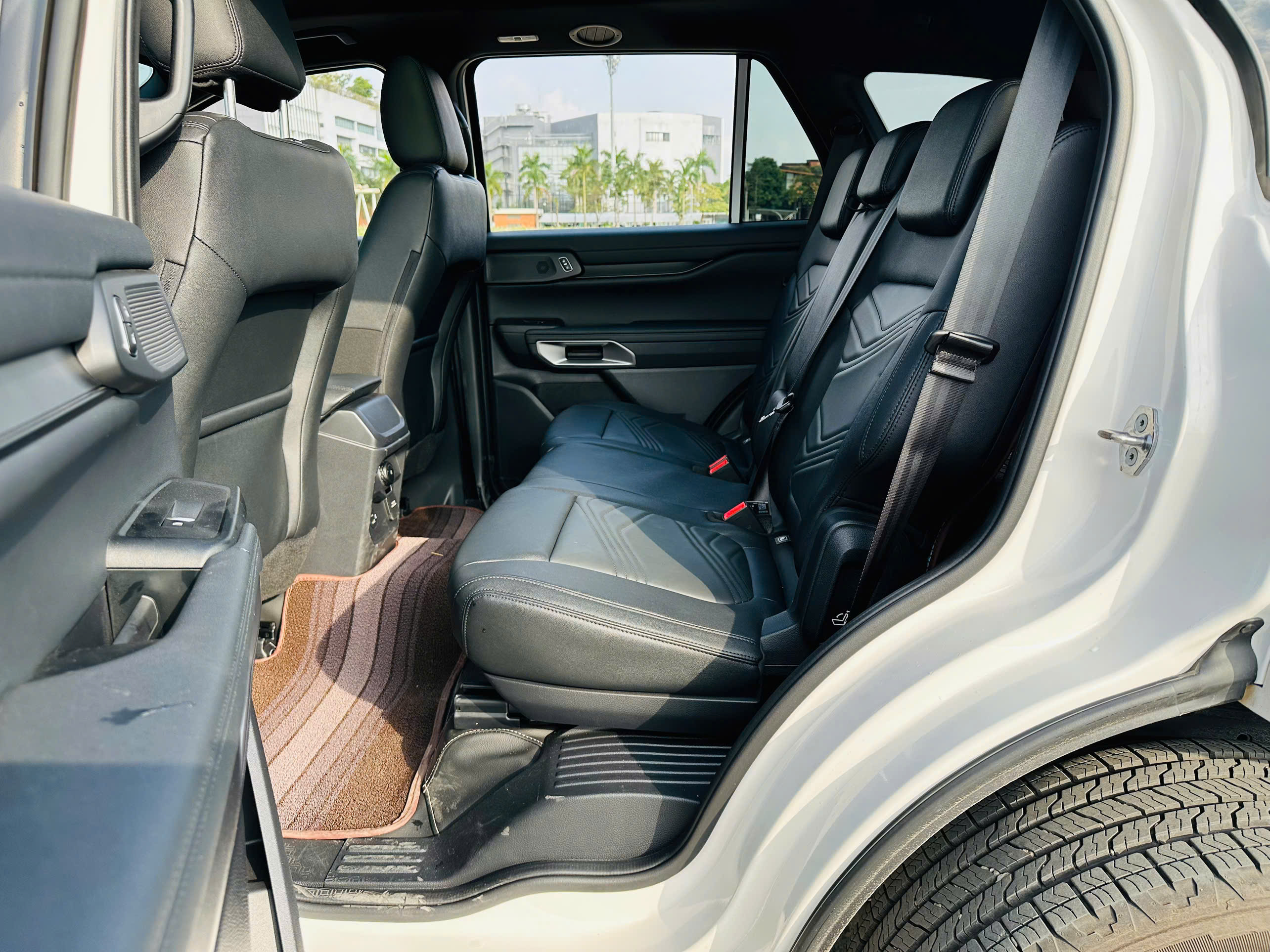 Ford Everest Titanium 2.0L 4x2 AT 2025 trắng