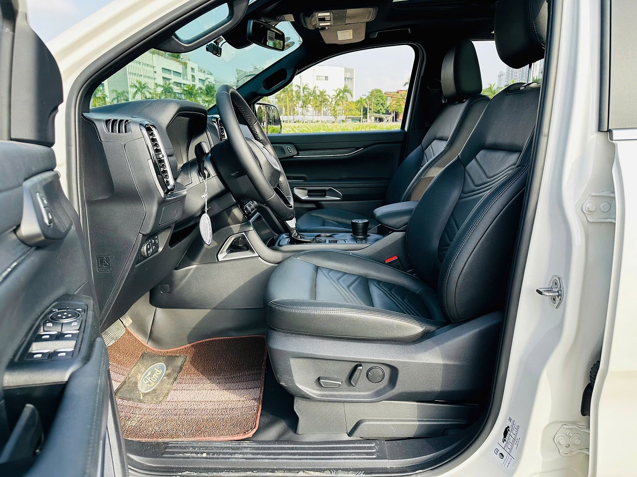 Ford Everest Titanium 2.0L 4x2 AT 2025 trắng