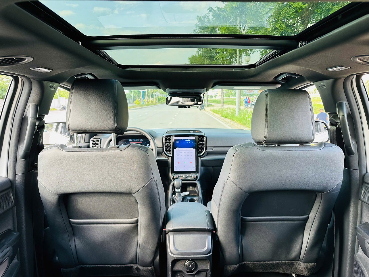 Ford Everest Titanium 2.0L 4x2 AT 2025 trắng