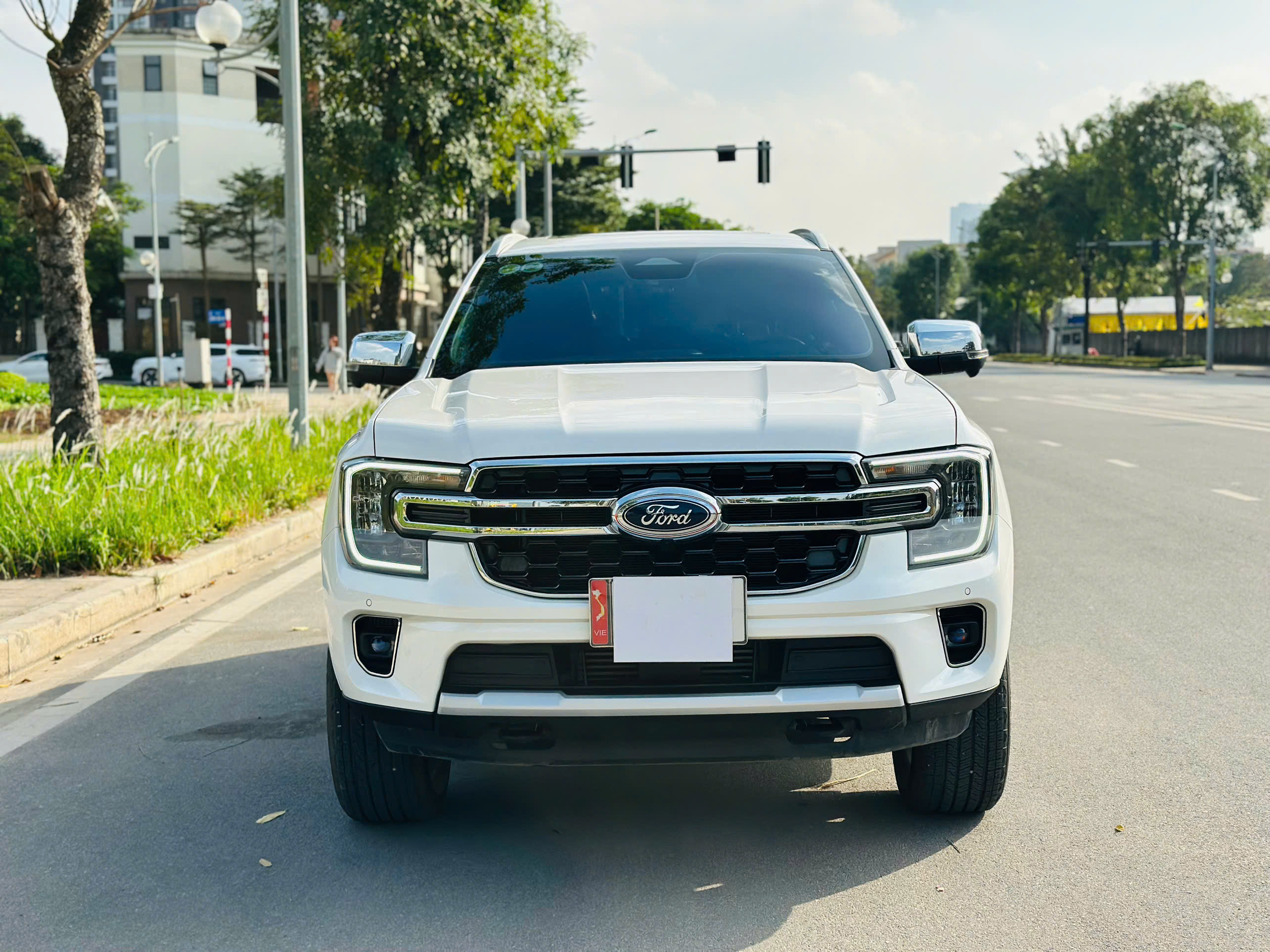 Ford Everest Titanium 2.0L 4x2 AT 2025 trắng