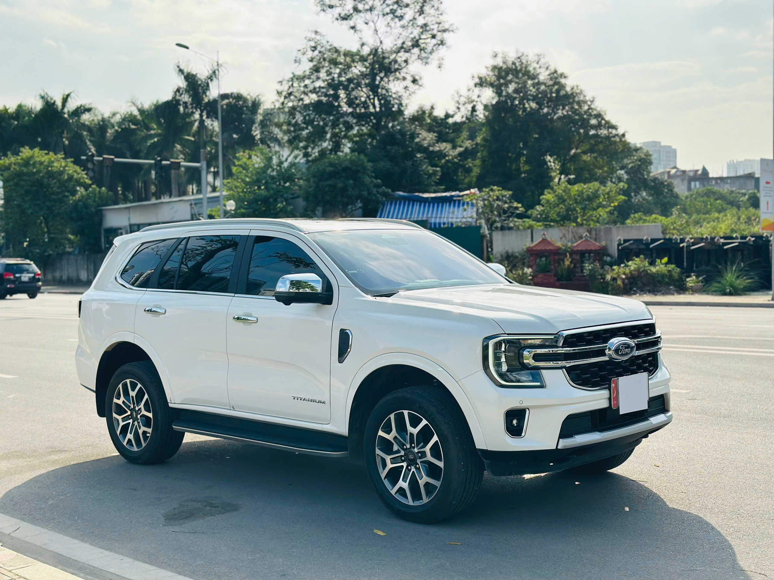 Ford Everest Titanium 2.0L 4x2 AT 2025 trắng