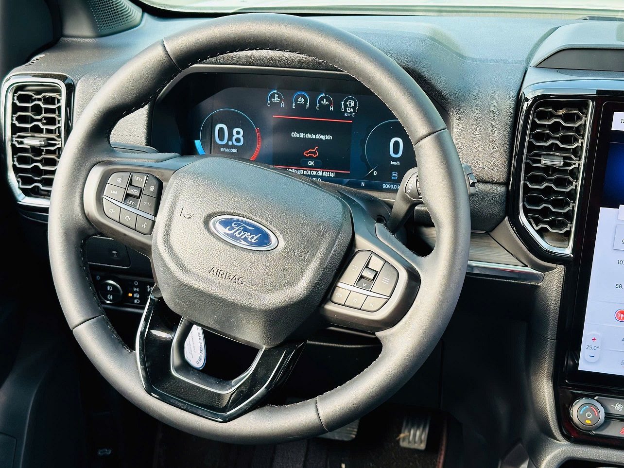 Ford Everest Titanium 2.0L 4x2 AT 2025 trắng