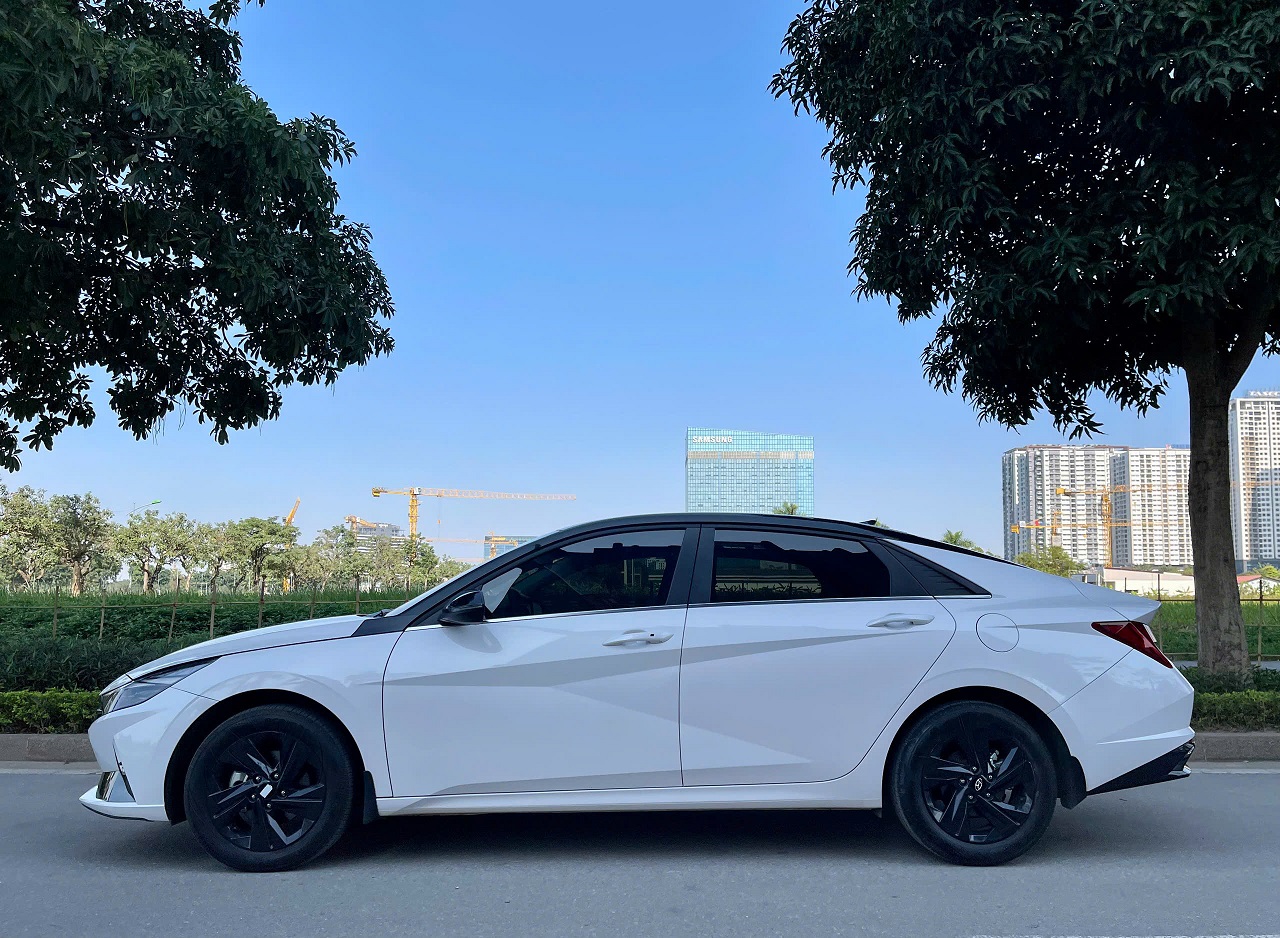 Hyundai Elantra 1.6 AT Đặc biệt 2025 trắng
