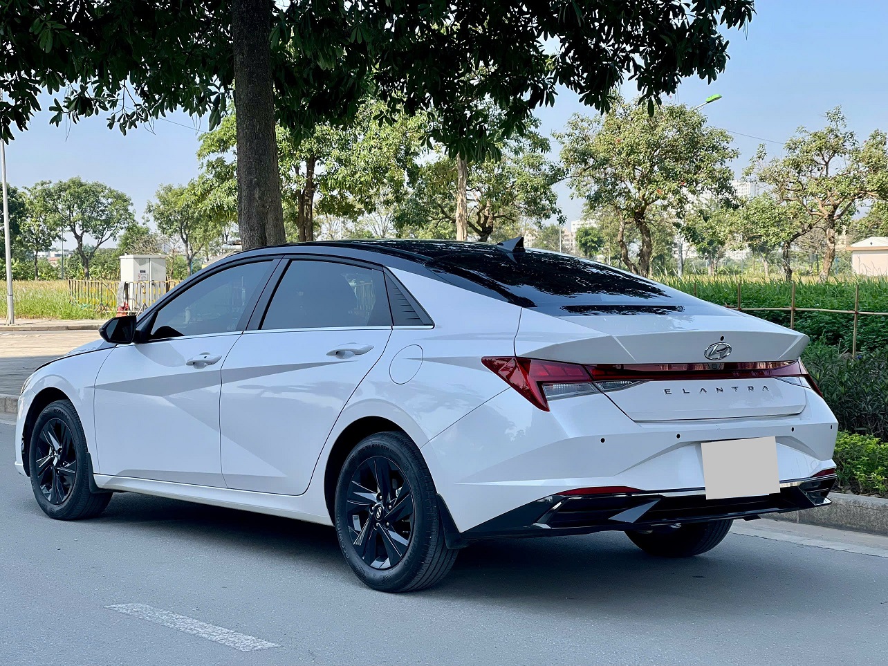 Hyundai Elantra 1.6 AT Đặc biệt 2025 trắng