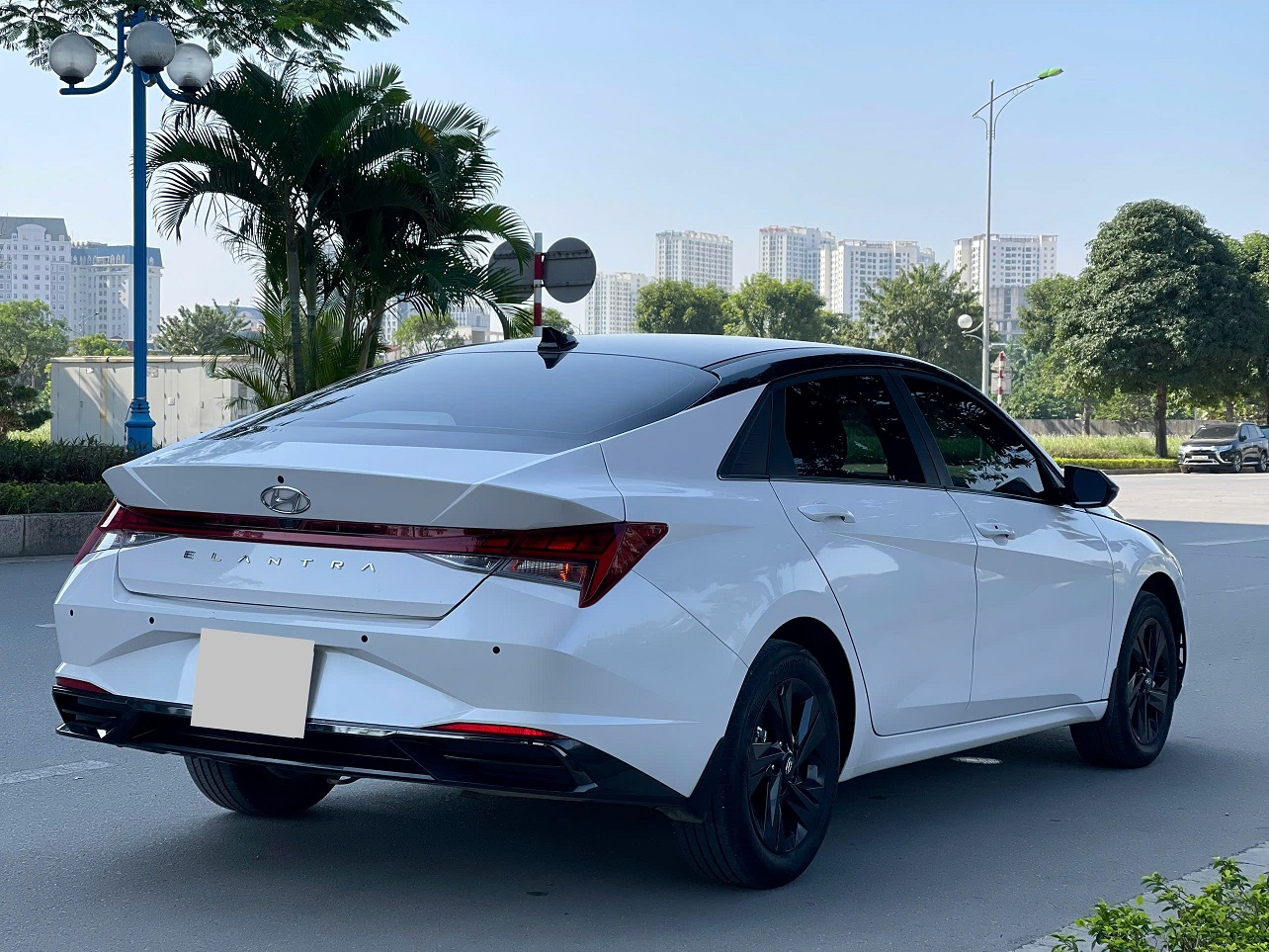 Hyundai Elantra 1.6 AT Đặc biệt 2025 trắng