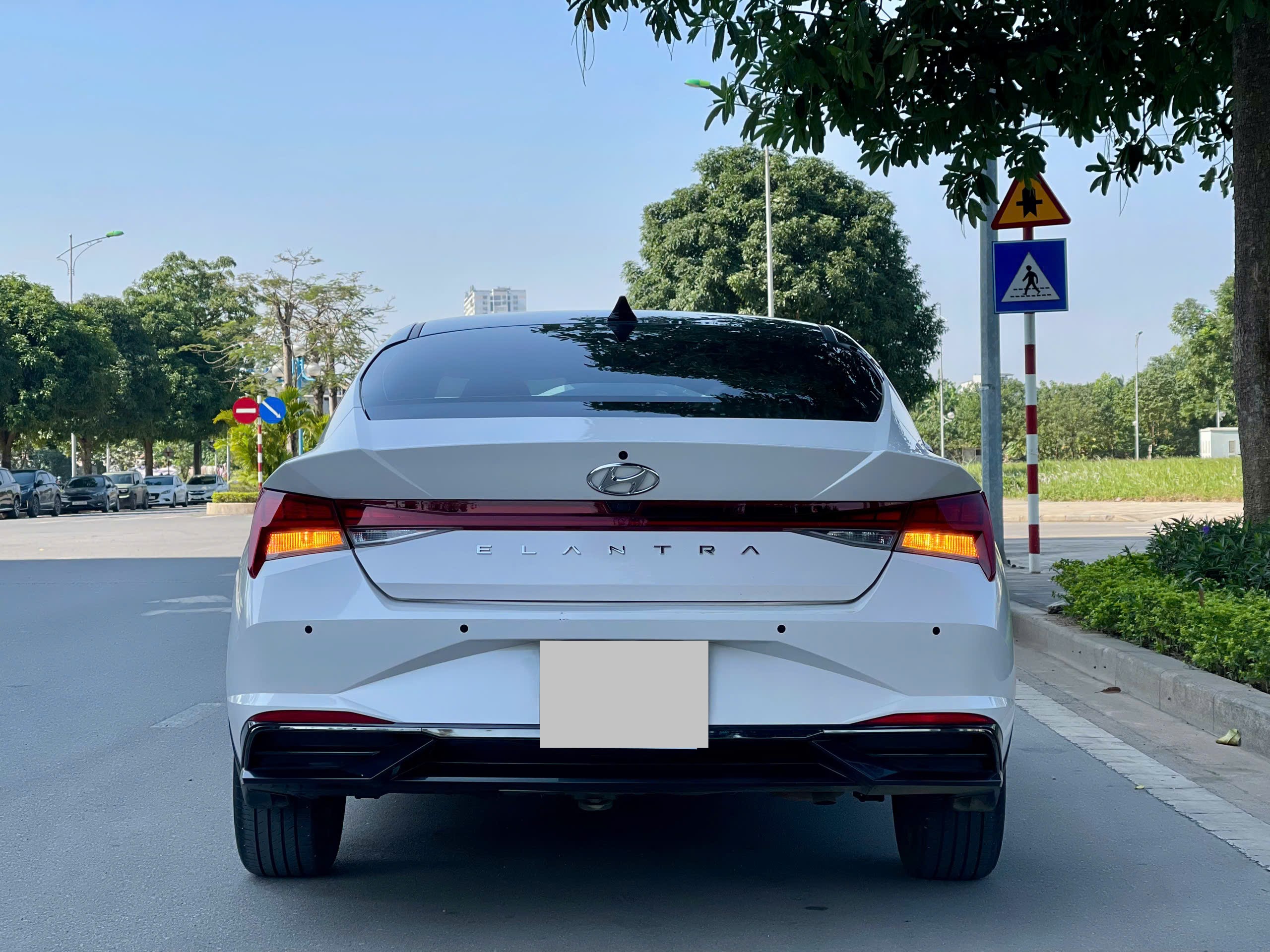 Hyundai Elantra 1.6 AT Đặc biệt 2025 trắng