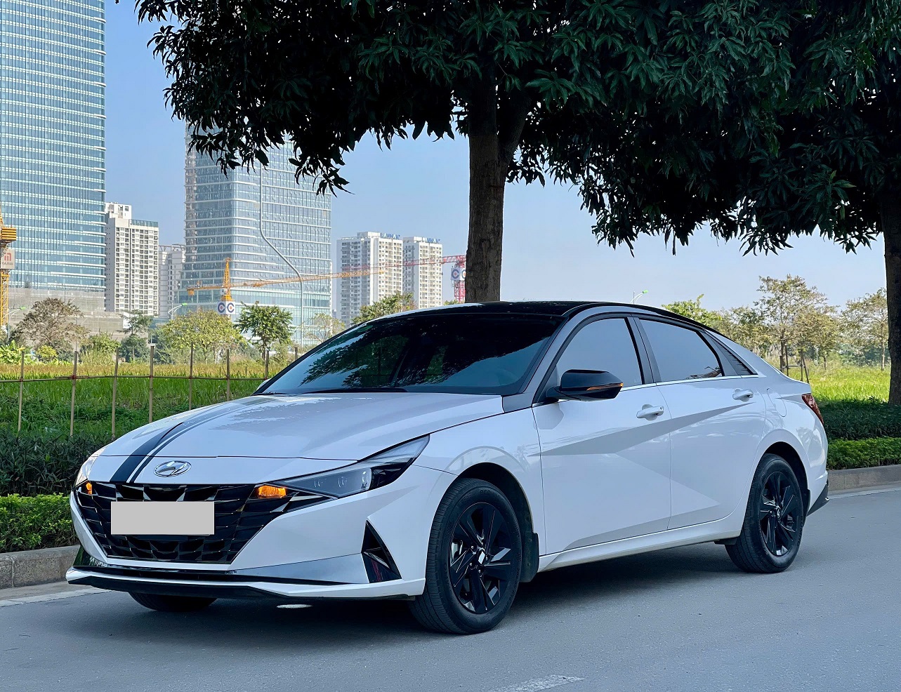 Hyundai Elantra 1.6 AT Đặc biệt 2025 trắng