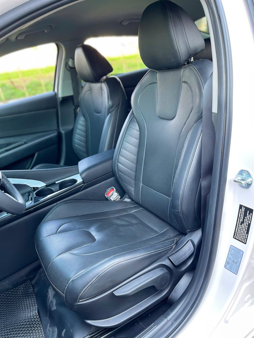 Hyundai Elantra 1.6 AT Đặc biệt 2025 trắng