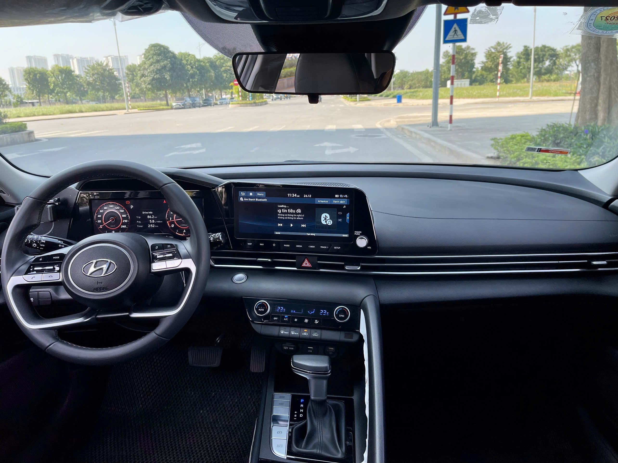 Hyundai Elantra 1.6 AT Đặc biệt 2025 trắng