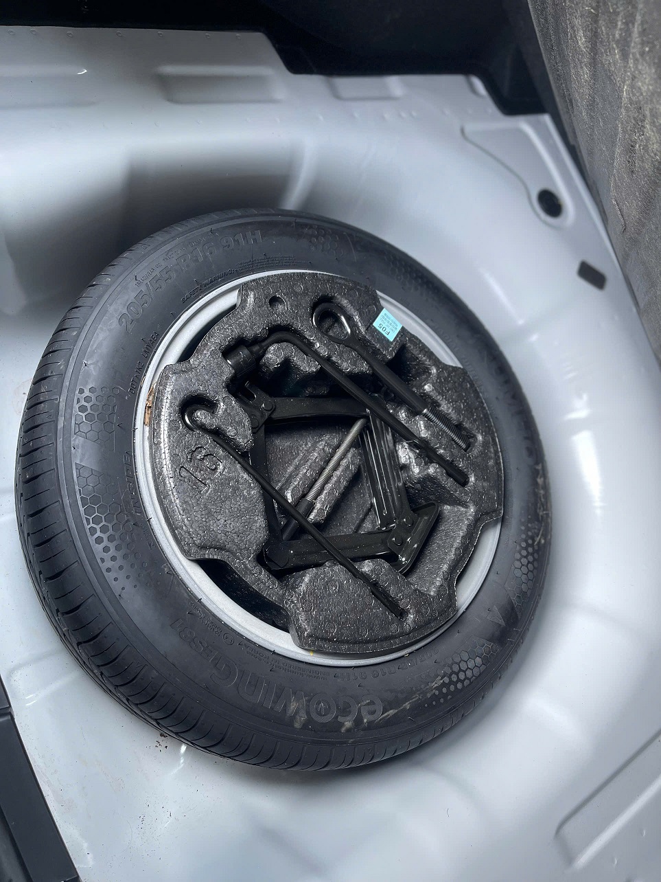 Hyundai Elantra 1.6 AT Đặc biệt 2025 trắng