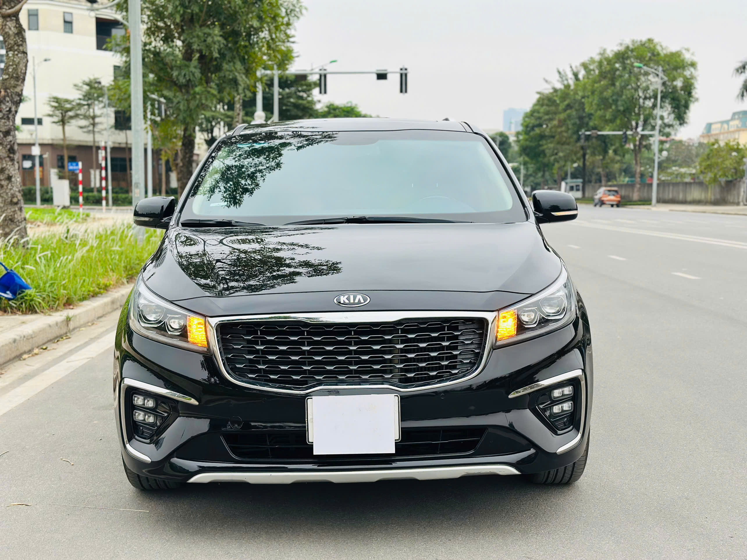 Kia Sedona 2.2 DAT Luxury 2021 màu đen