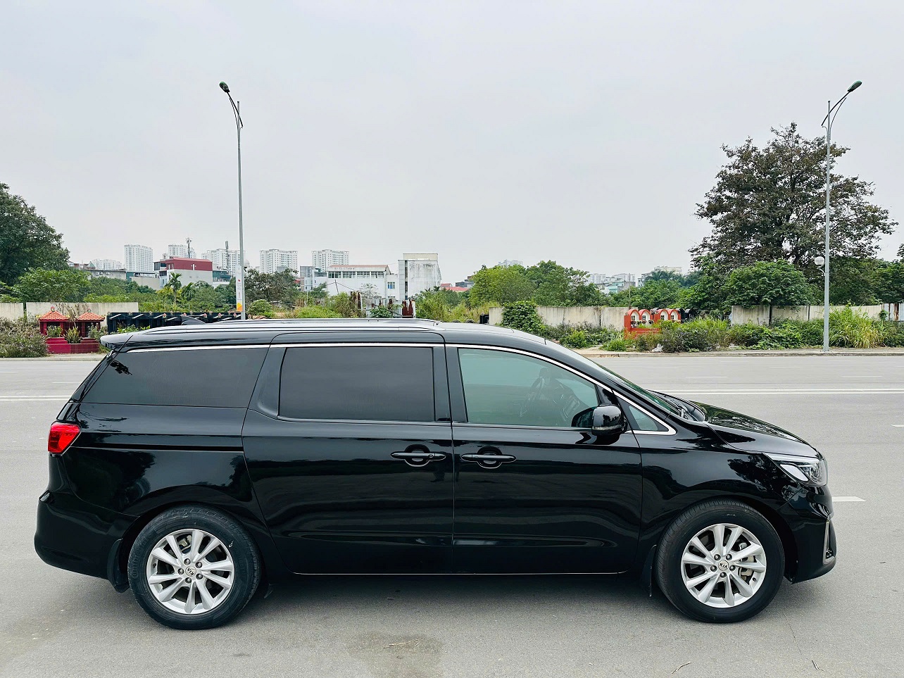 Kia Sedona 2.2 DAT Luxury 2021 màu đen