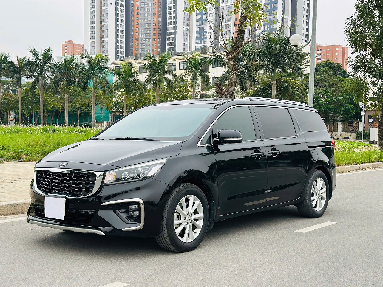 Kia Sedona 2.2 DAT Luxury 2021 màu đen