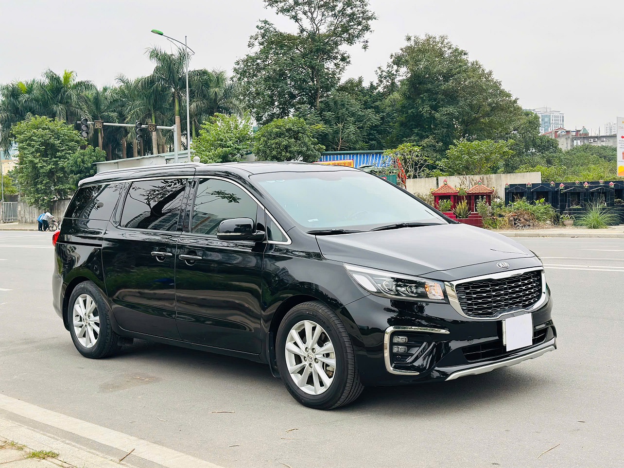 Kia Sedona 2.2 DAT Luxury 2021 màu đen