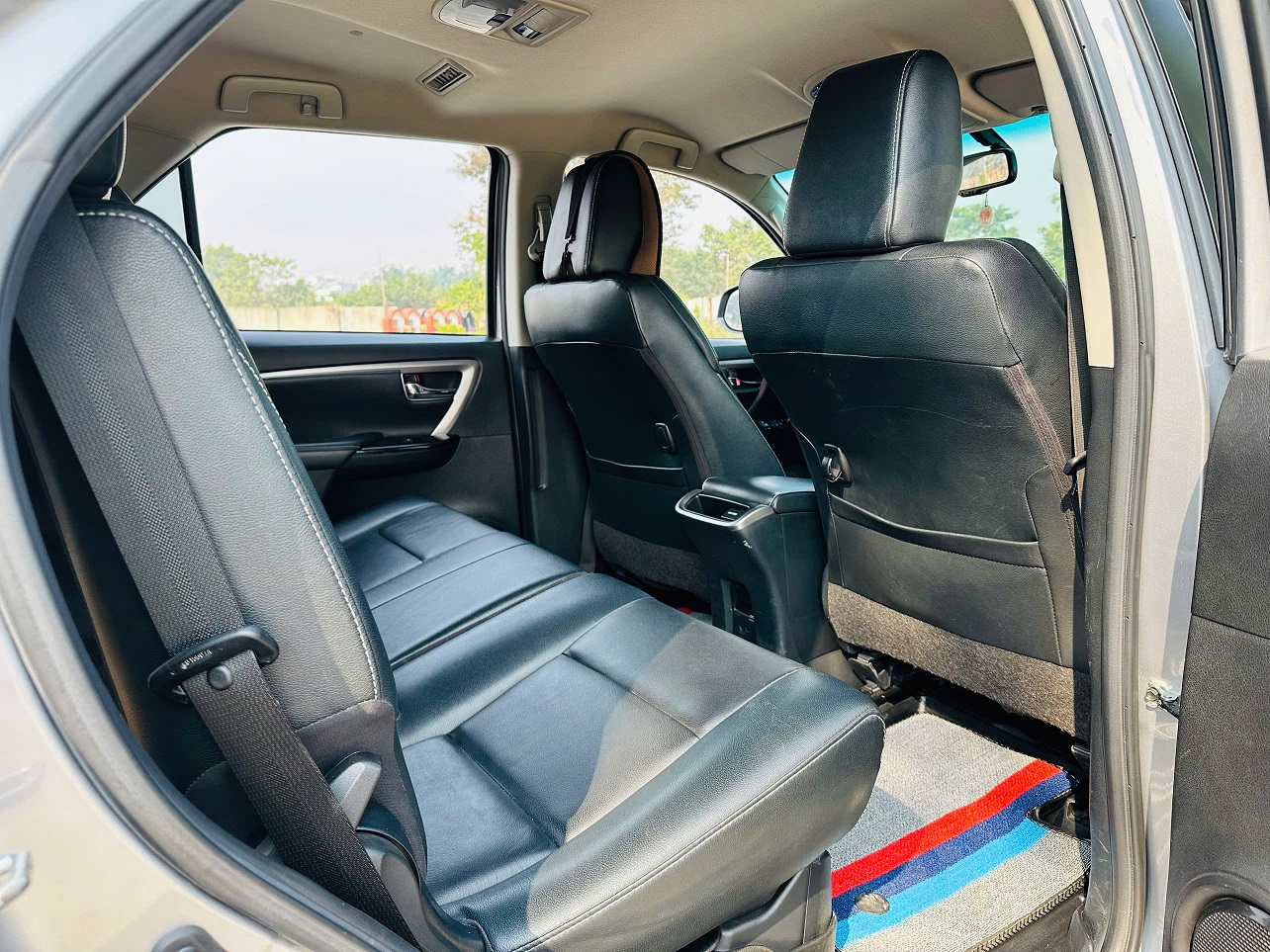 Toyota Fortuner 2.7L 4x4 AT máy xăng 2021 màu bạc