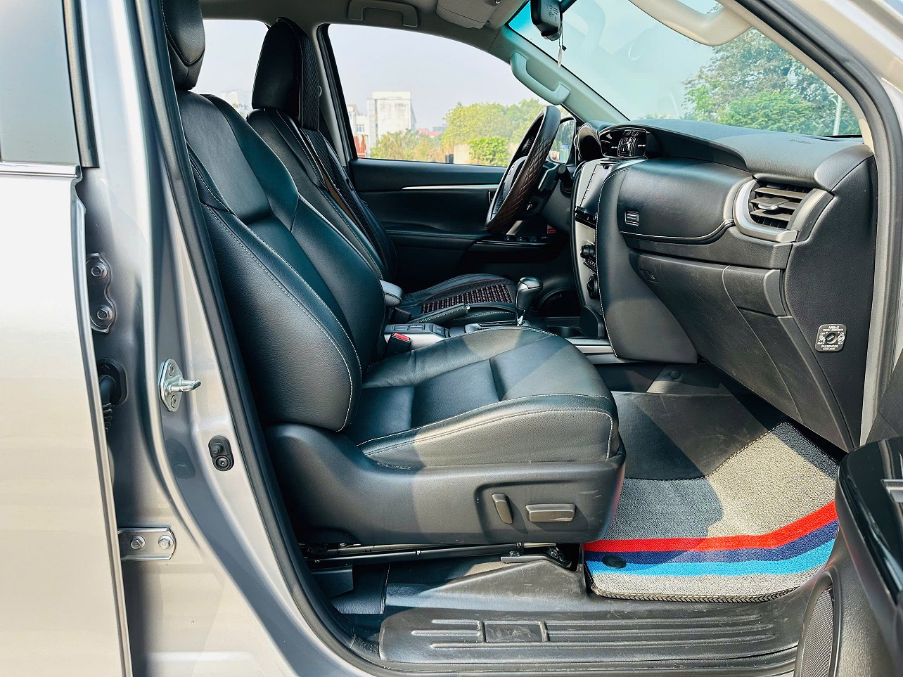 Toyota Fortuner 2.7L 4x4 AT máy xăng 2021 màu bạc