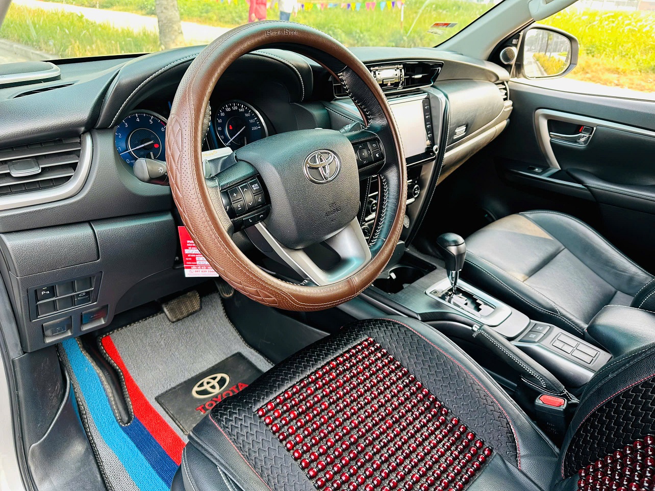 Toyota Fortuner 2.7L 4x4 AT máy xăng 2021 màu bạc