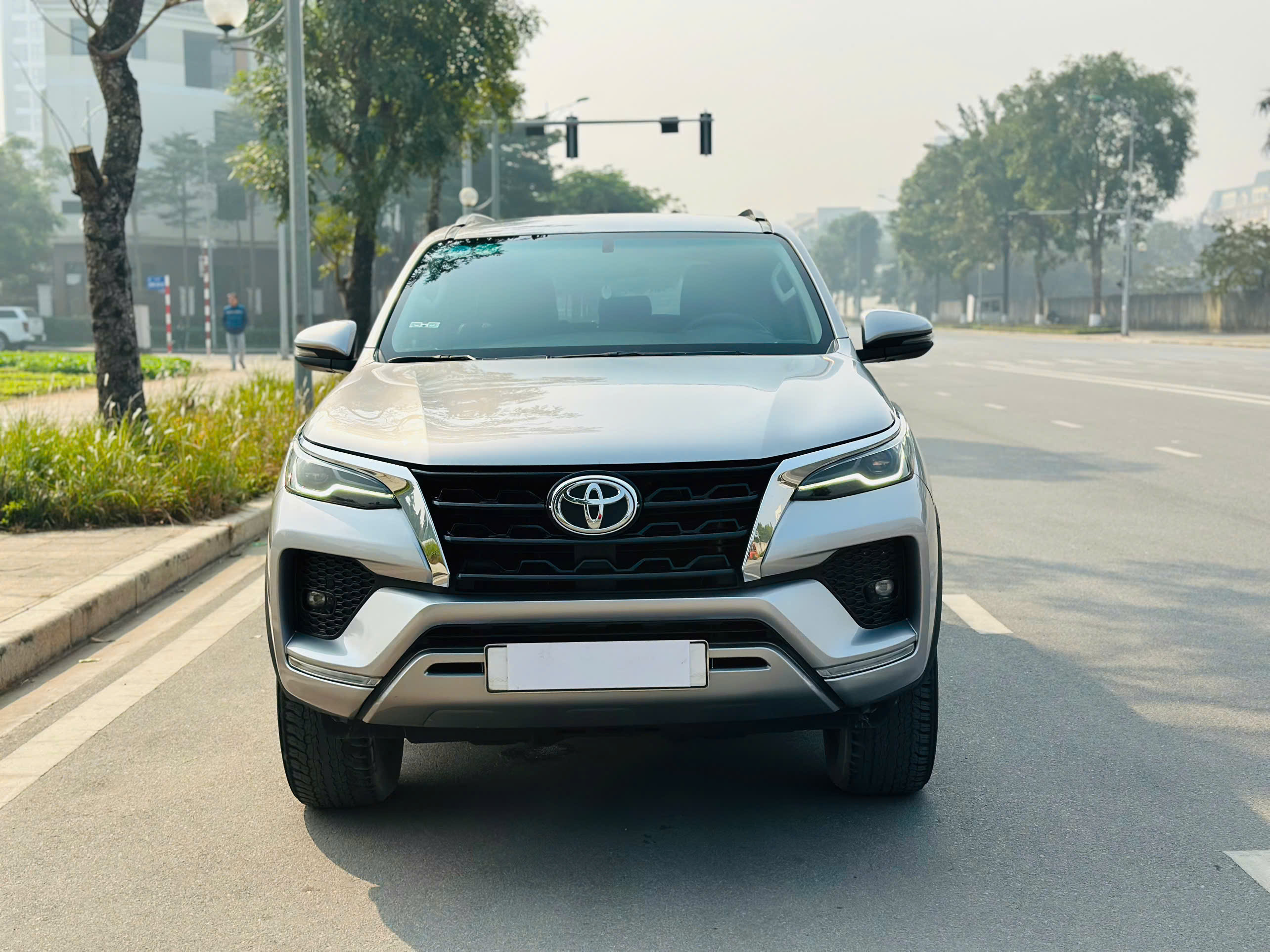 Toyota Fortuner 2.7L 4x4 AT máy xăng 2021 màu bạc