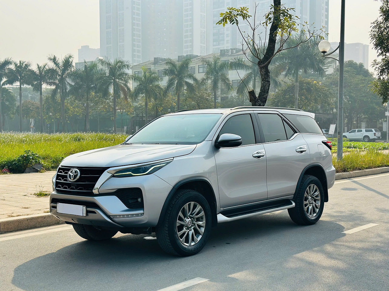 Toyota Fortuner 2.7L 4x4 AT máy xăng 2021 màu bạc