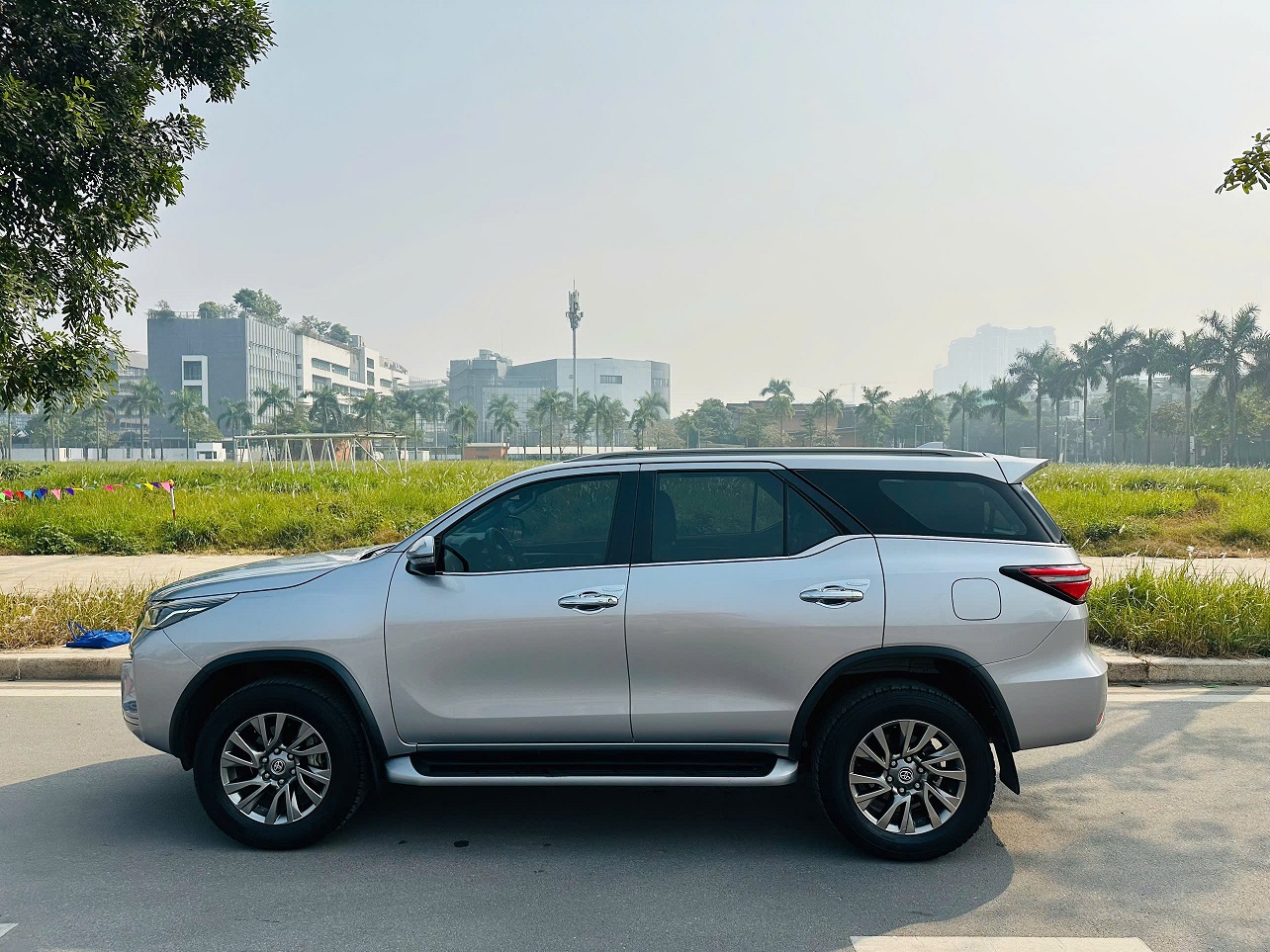 Toyota Fortuner 2.7L 4x4 AT máy xăng 2021 màu bạc