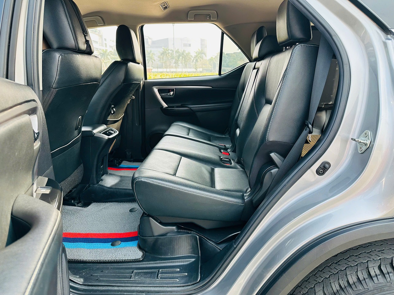 Toyota Fortuner 2.7L 4x4 AT máy xăng 2021 màu bạc
