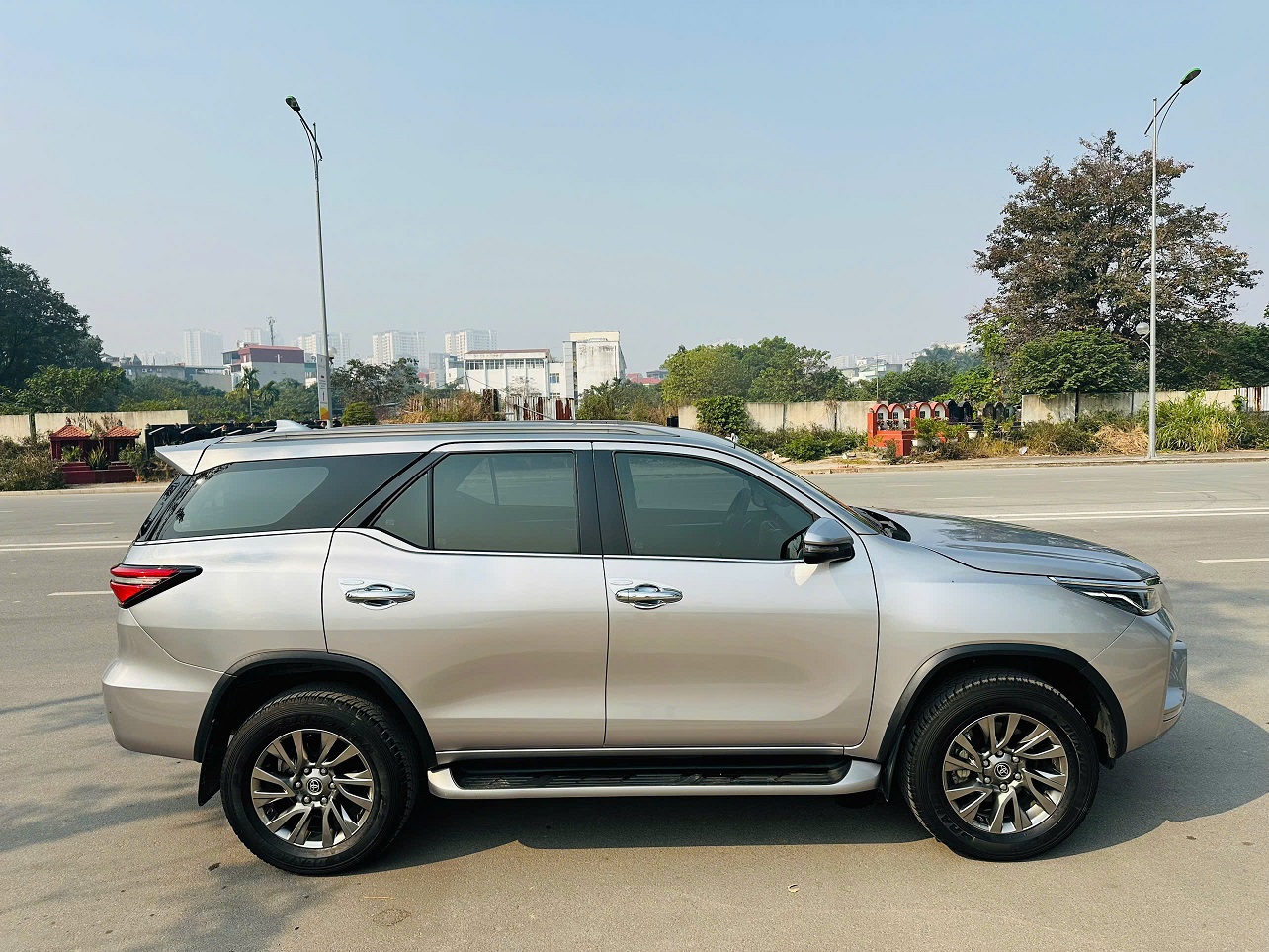 Toyota Fortuner 2.7L 4x4 AT máy xăng 2021 màu bạc
