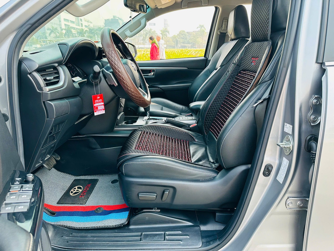 Toyota Fortuner 2.7L 4x4 AT máy xăng 2021 màu bạc