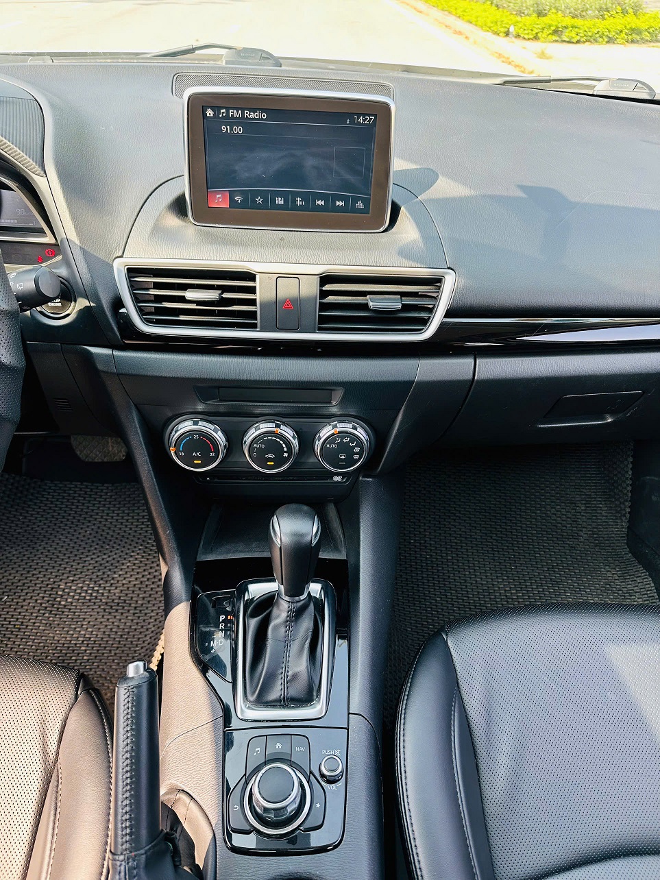 Mazda 3 1.5AT 2016 Hatchback màu trắng