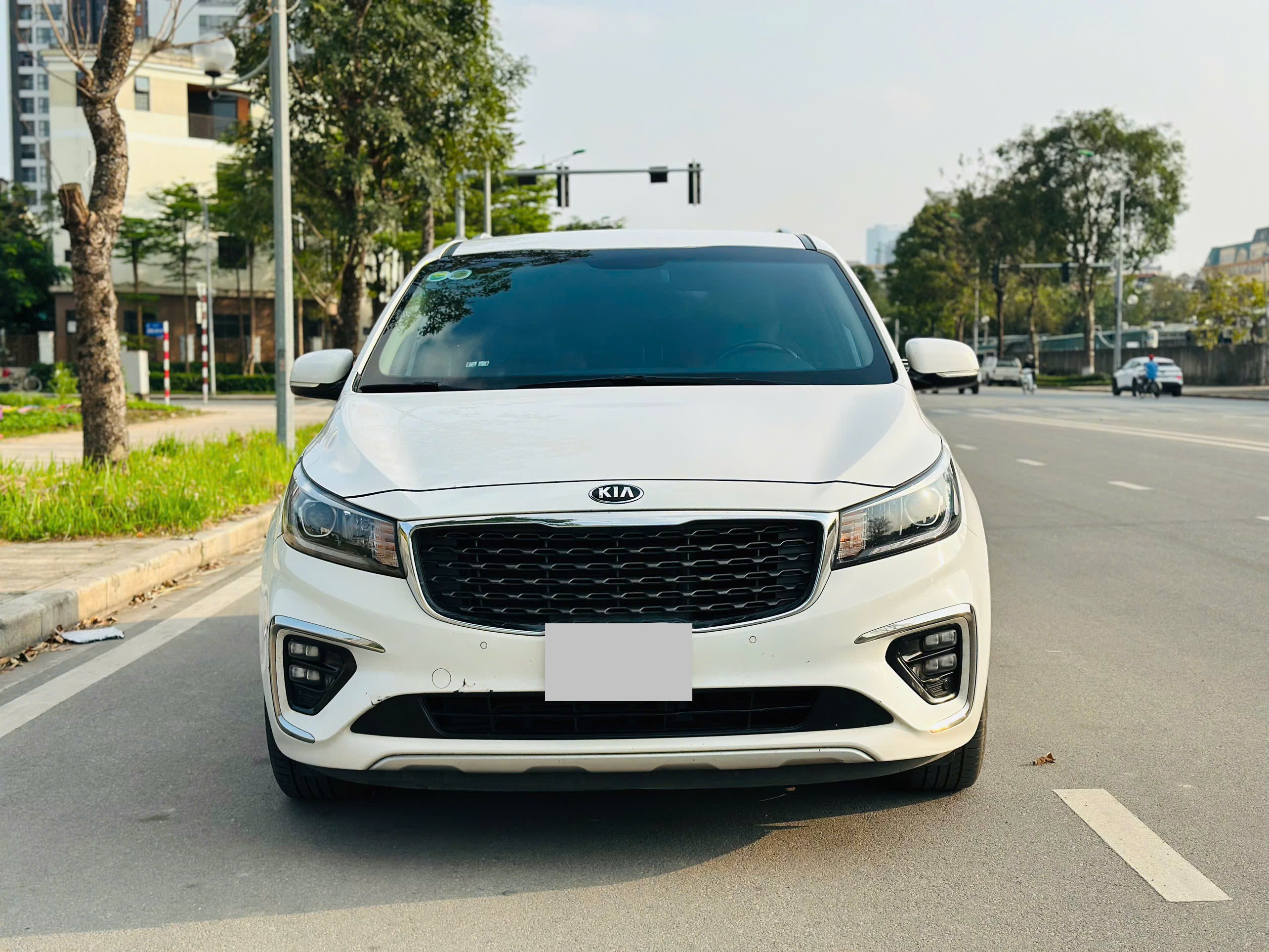 Kia Sedona 2.2 DAT Deluxe 2021 màu trắng
