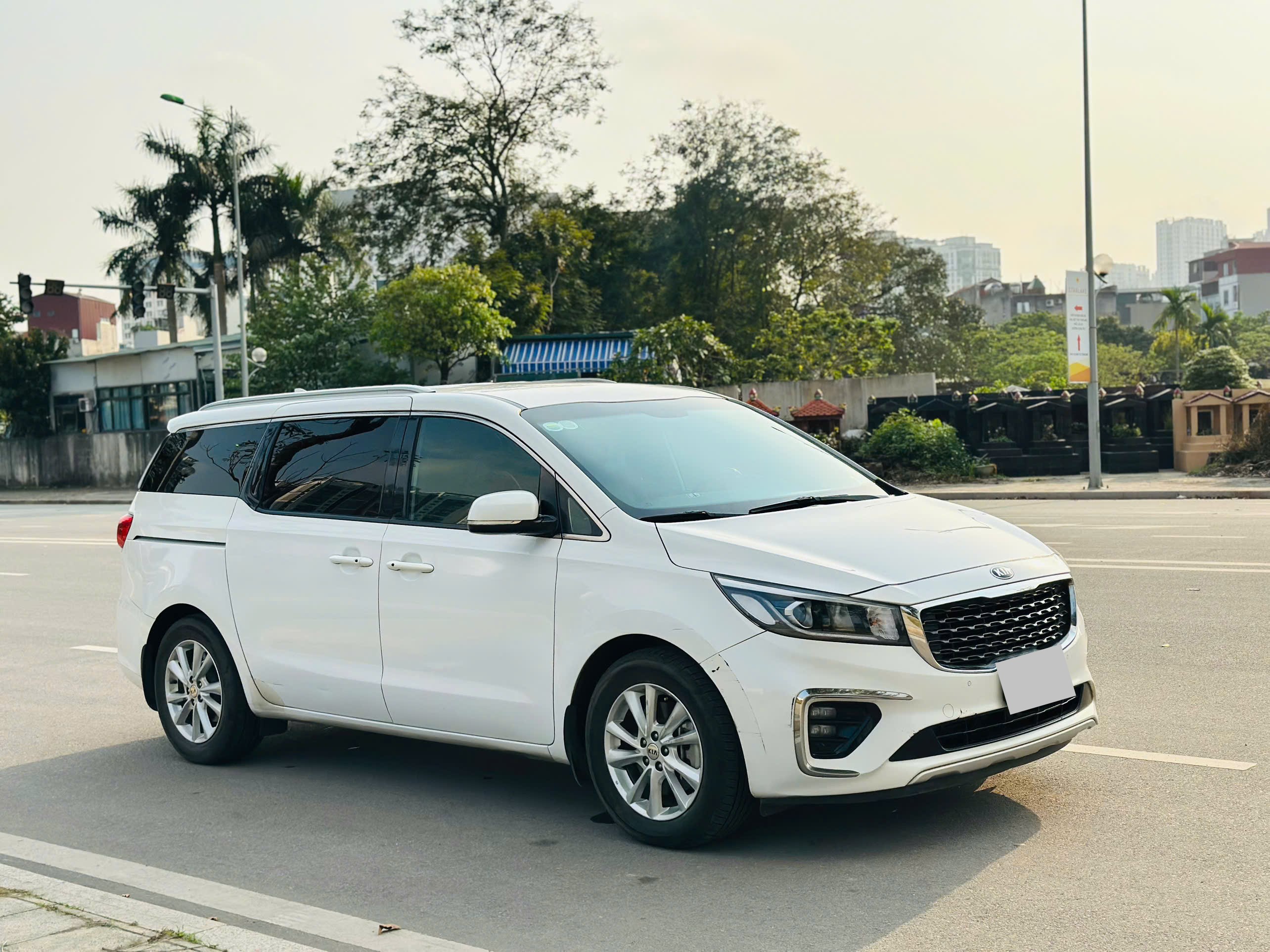 Kia Sedona 2.2 DAT Deluxe 2021 màu trắng