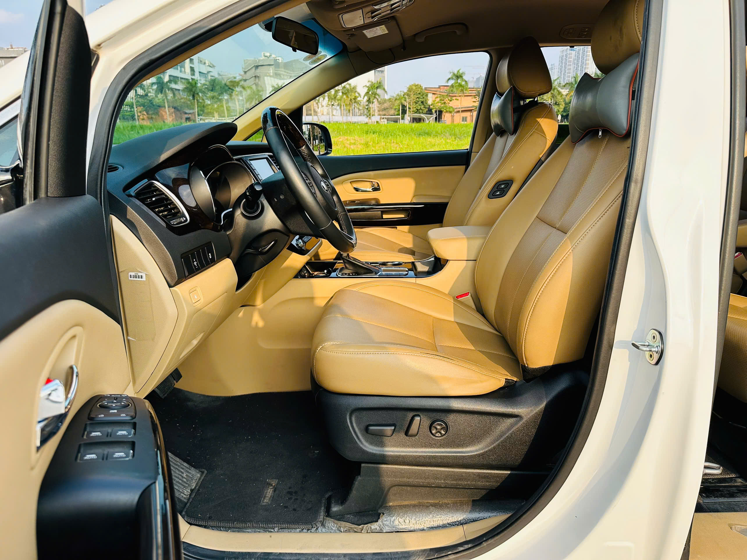 Kia Sedona 2.2 DAT Deluxe 2021 màu trắng